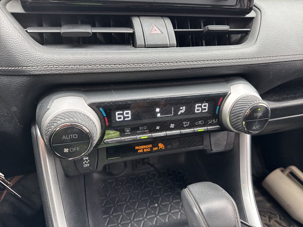 2019 Toyota RAV4 Hybrid LE photo 13