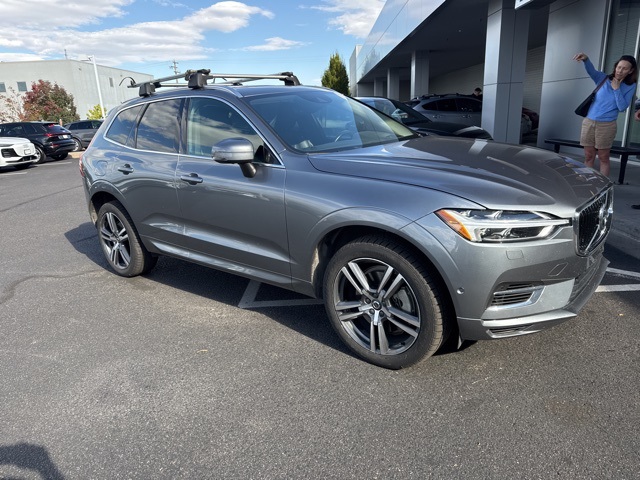 2019 Volvo XC60 Hybrid T8 Momentum photo 2