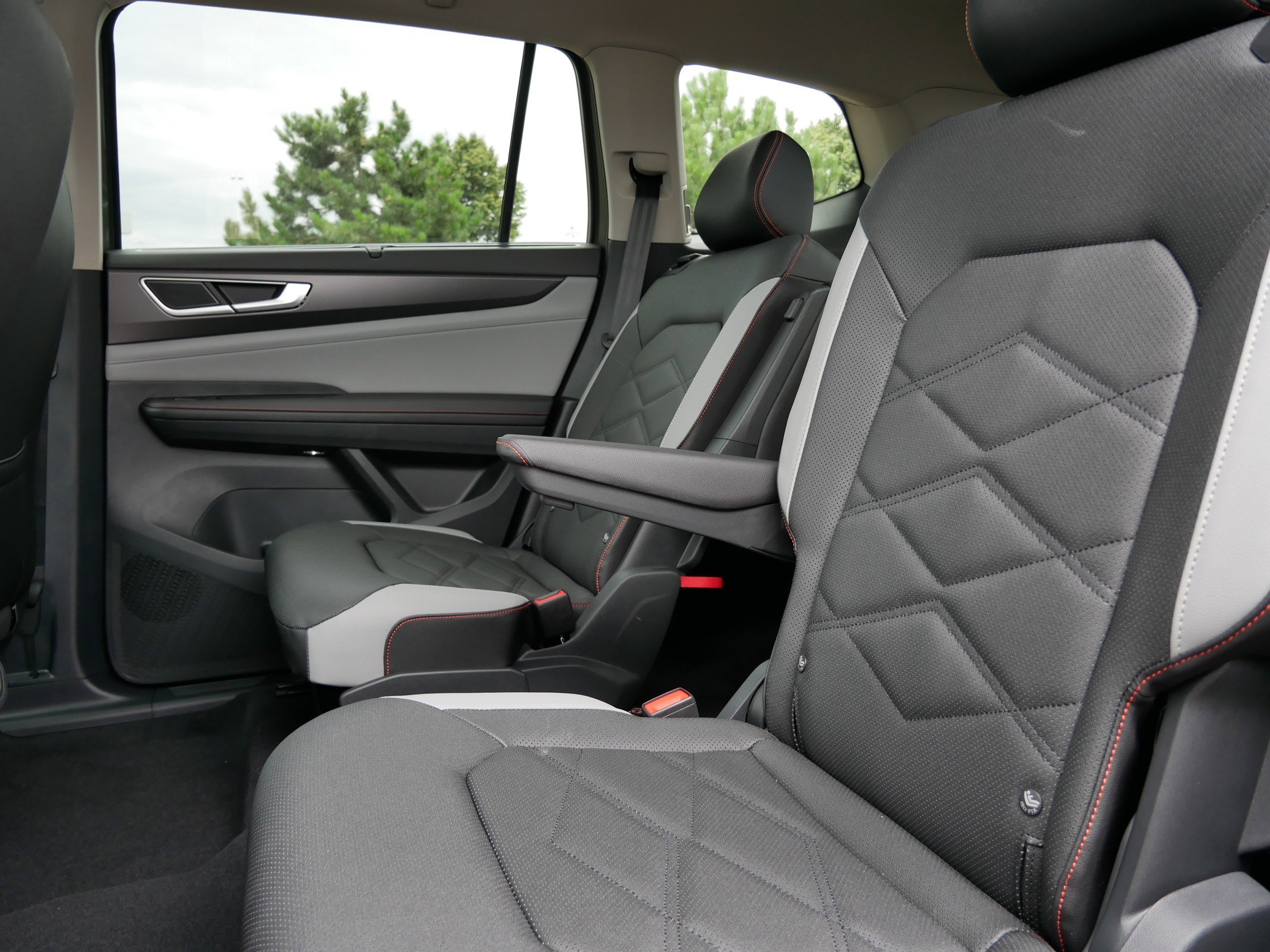 2025 Volkswagen Atlas Peak Edition SE photo 3