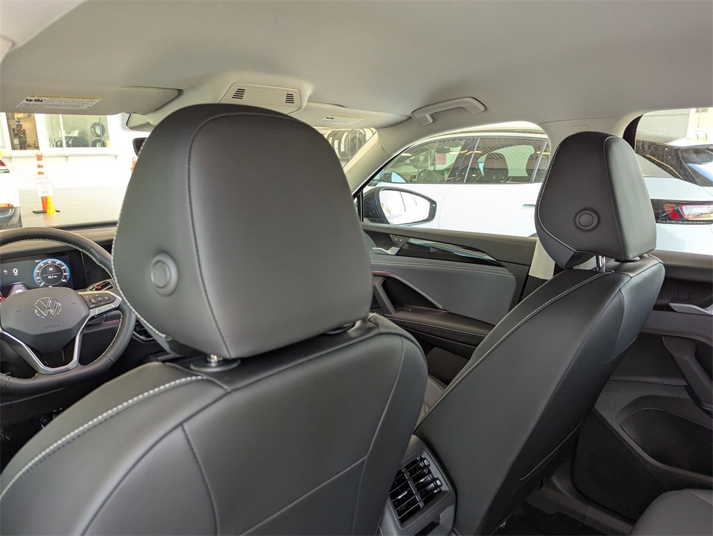 2025 Volkswagen Tiguan SE photo 12