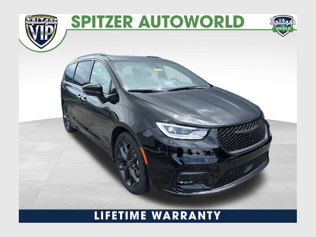 2026 Chrysler Pacifica Limited's photo