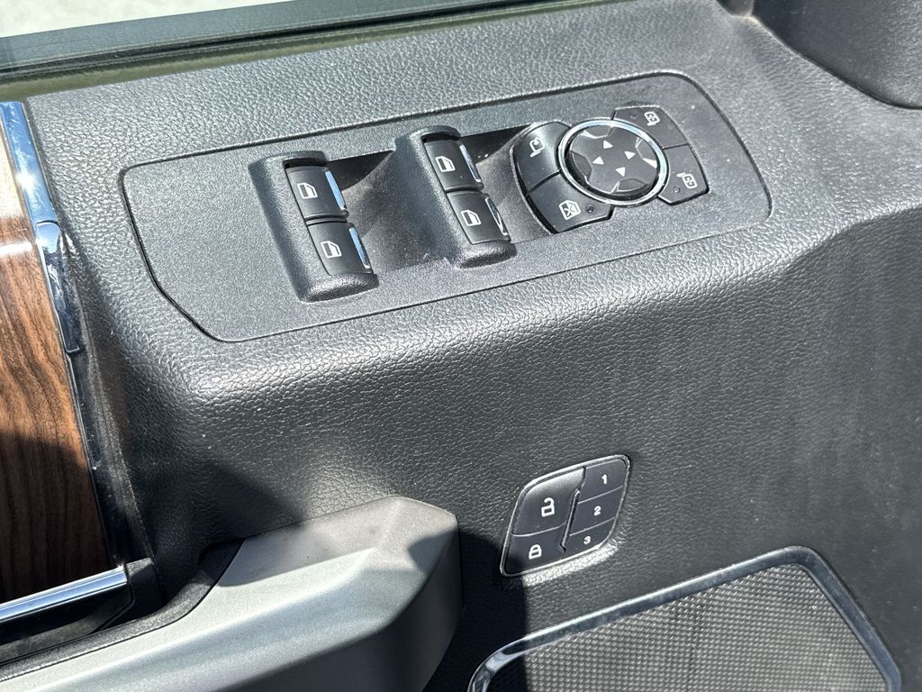 2016 Ford F-150 Lariat photo 14