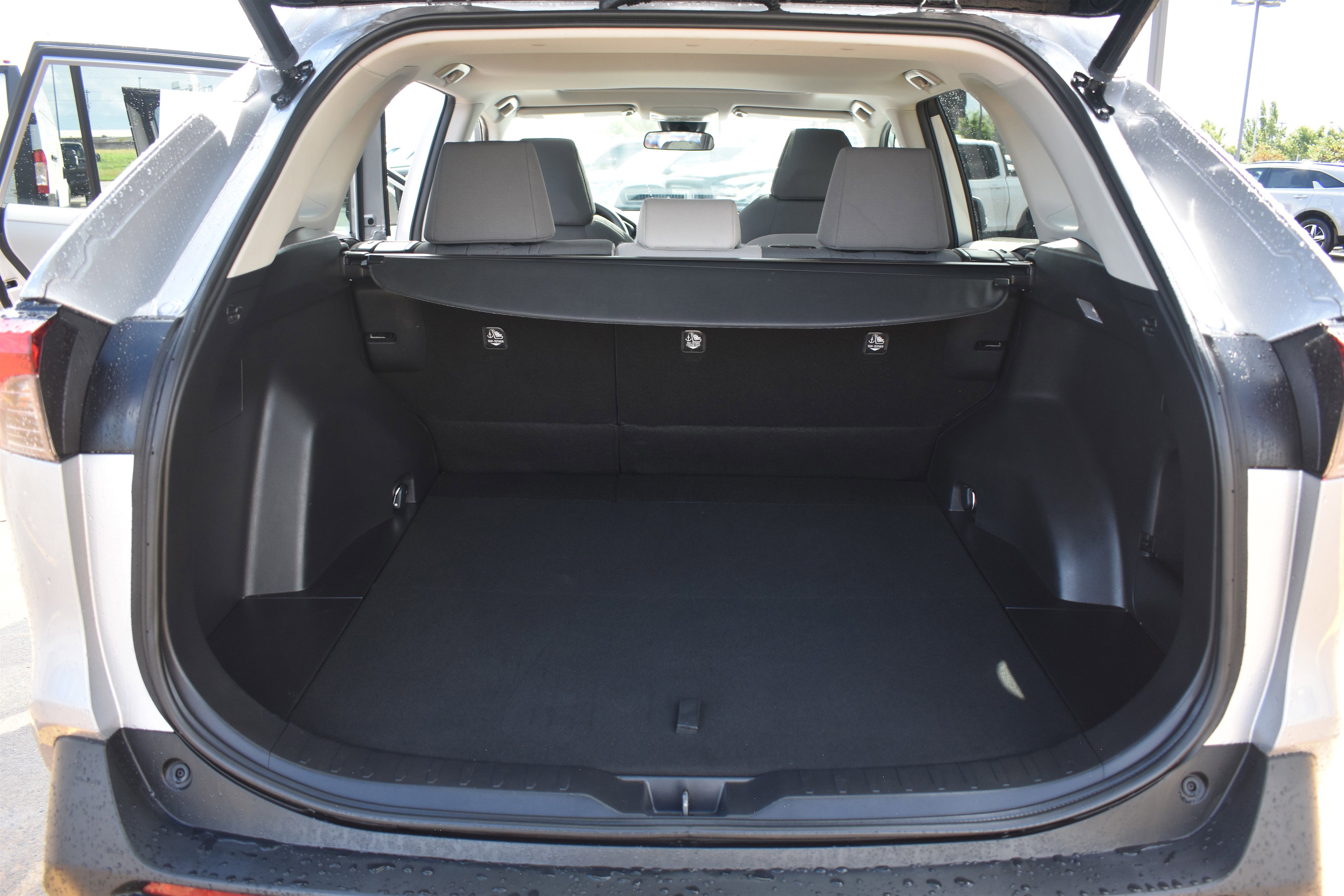 2021 Toyota RAV4 XLE photo 6