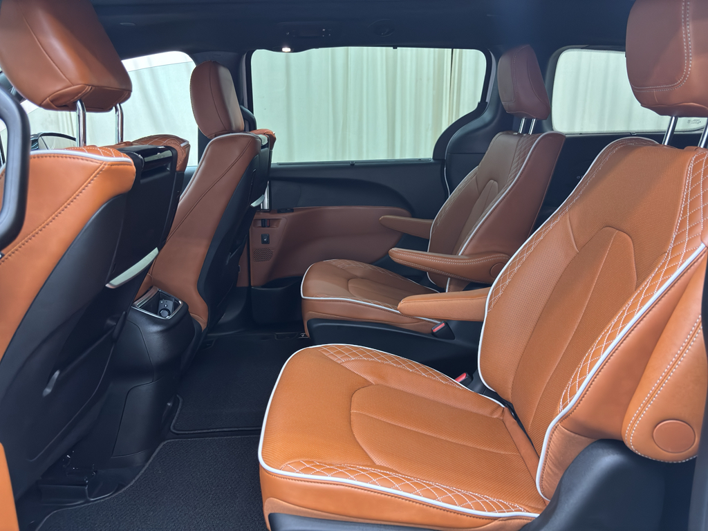 2026 Chrysler Pacifica Pinnacle photo 17