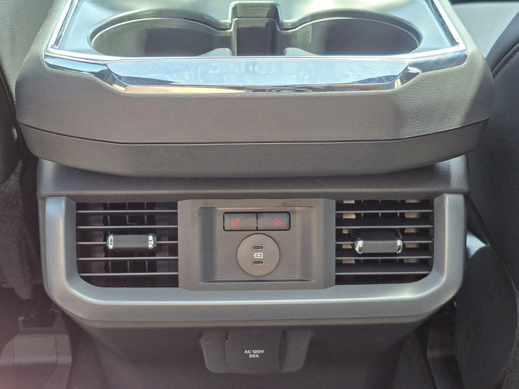 2025 Ford F-150 Lightning Lariat photo 12