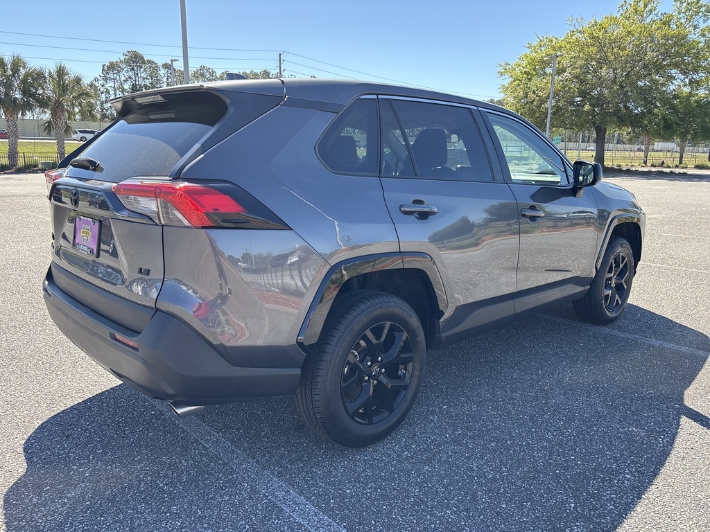 2022 Toyota RAV4 LE photo 5