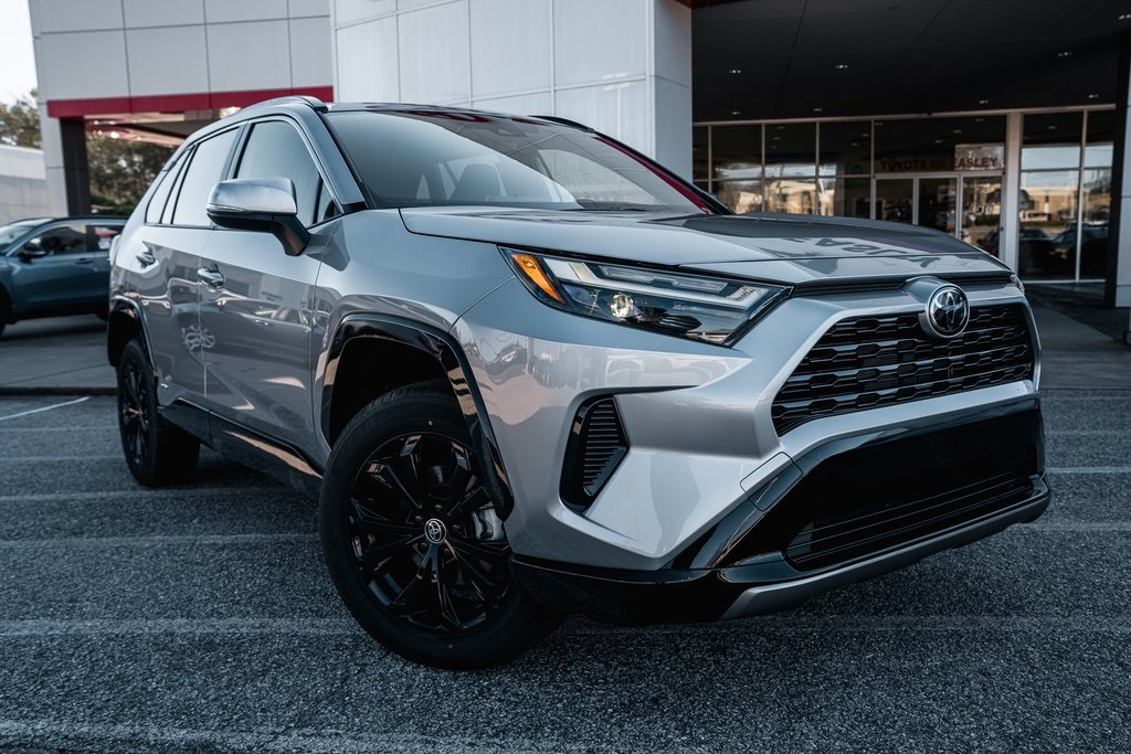 2025 Toyota RAV4 SE's photo