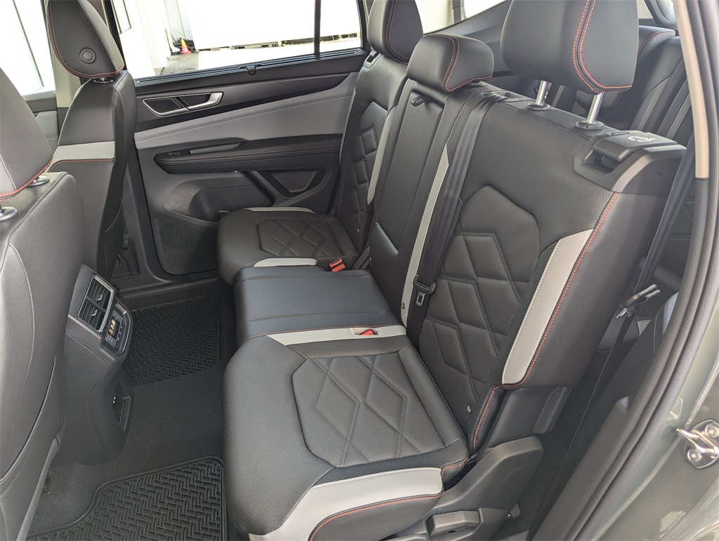 2025 Volkswagen Atlas SE Technology Peak Edition photo 25