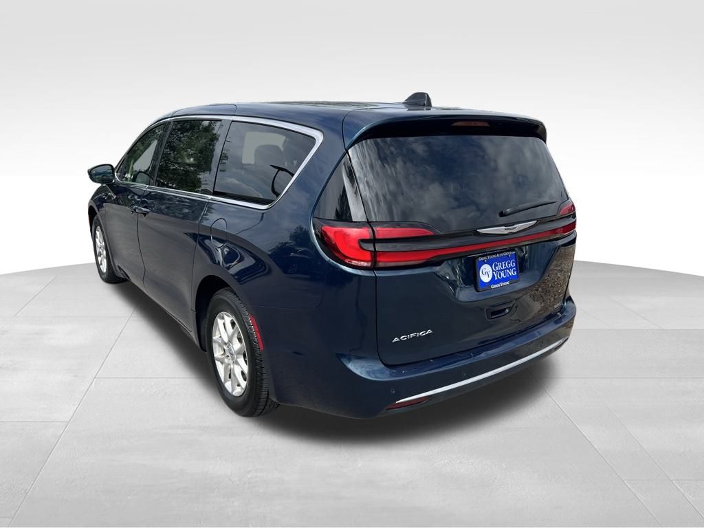 2023 Chrysler Pacifica Touring L photo 3