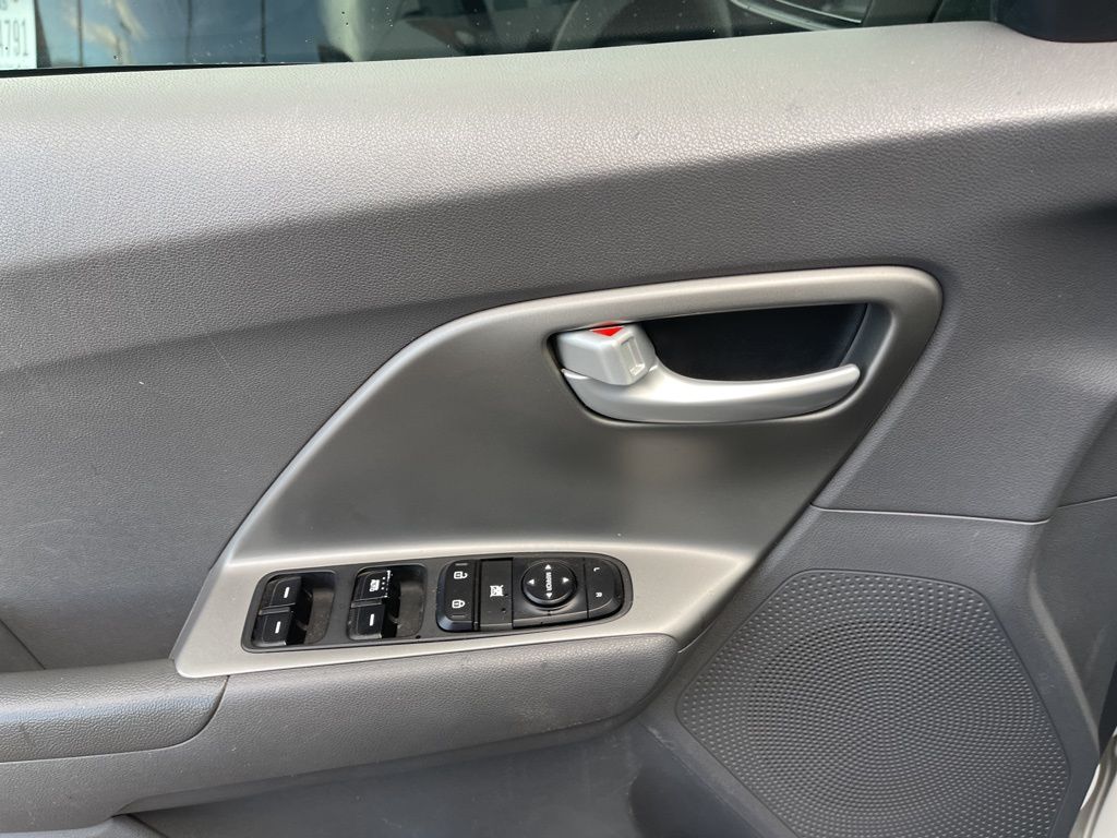 2017 Kia Niro LX photo 21