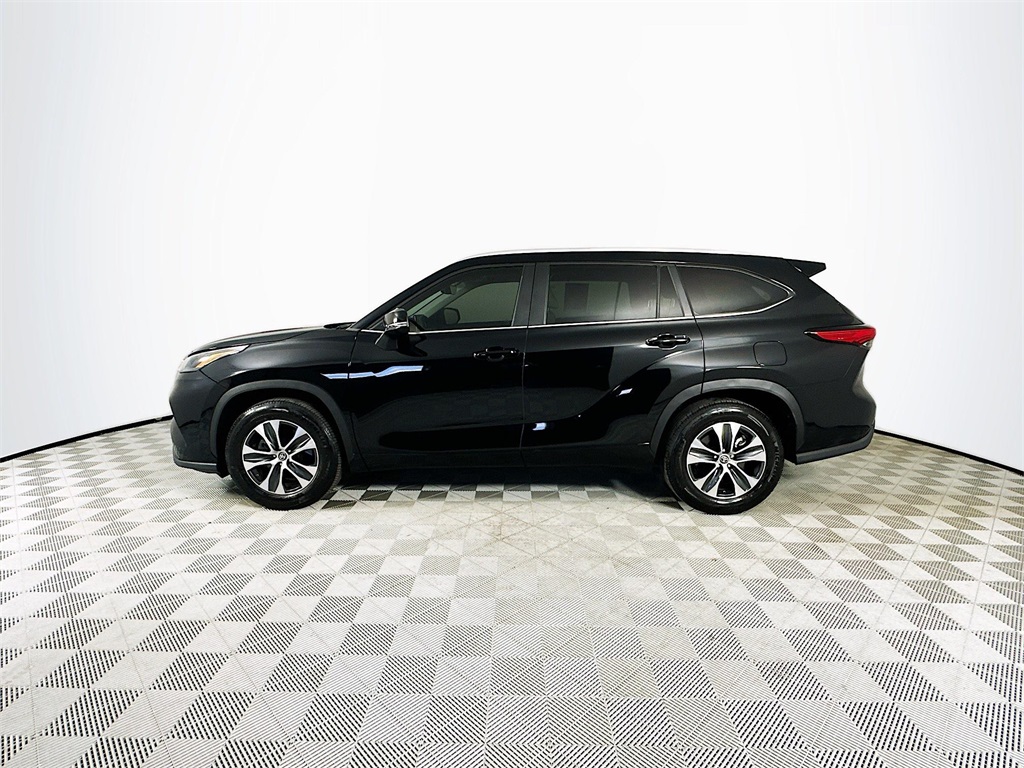 2023 Toyota Highlander XLE photo 3