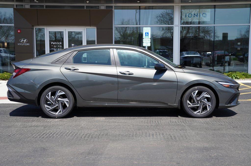 2025 Hyundai Elantra SEL Sport photo 3