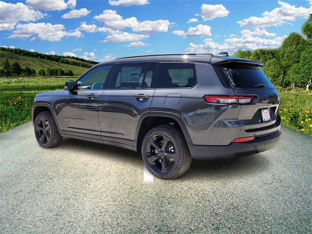 2025 Jeep Grand Cherokee Limited photo 3