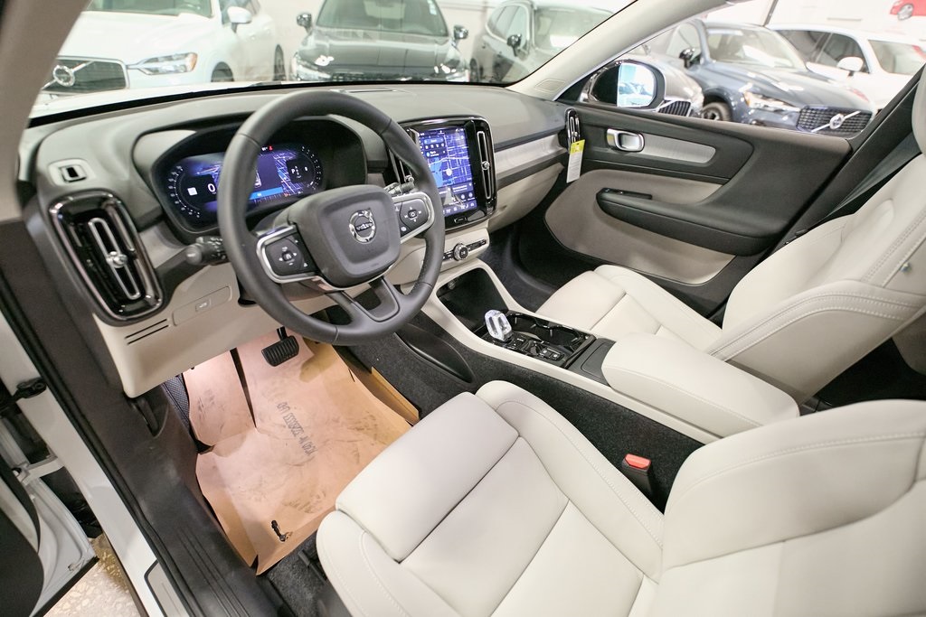 2026 VOLVO XC40 - Image 9