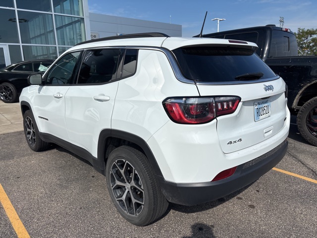 2024 Jeep Compass Latitude photo 2
