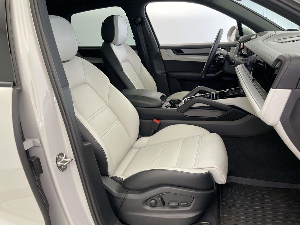 2024 Porsche Cayenne S photo 23