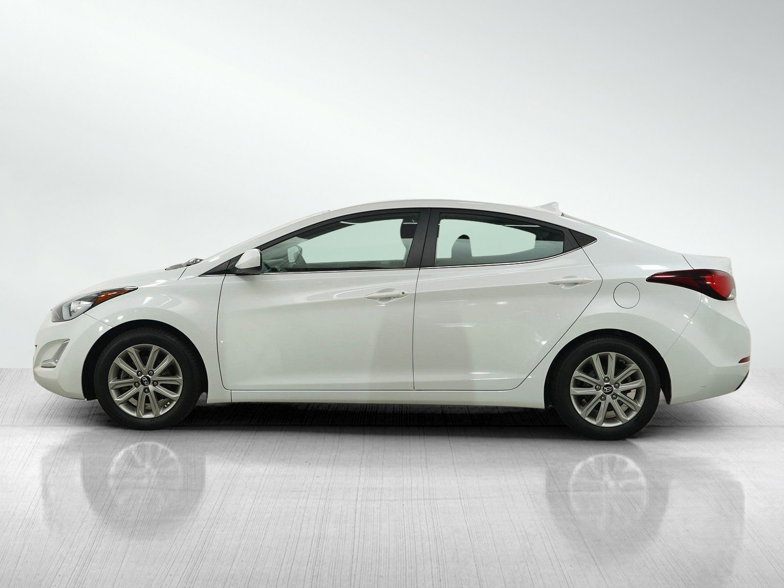 Used 2015 Hyundai Elantra SE with VIN 5NPDH4AE4FH592042 for sale in Burnsville, Minnesota