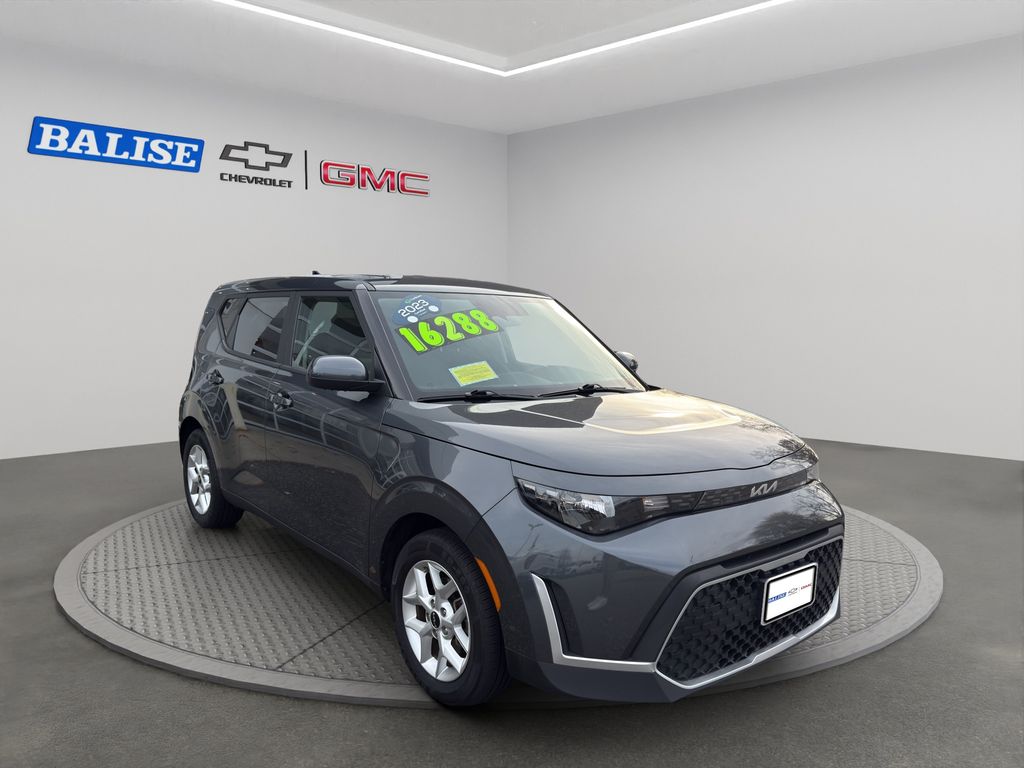 2023 Kia Soul LX's photo