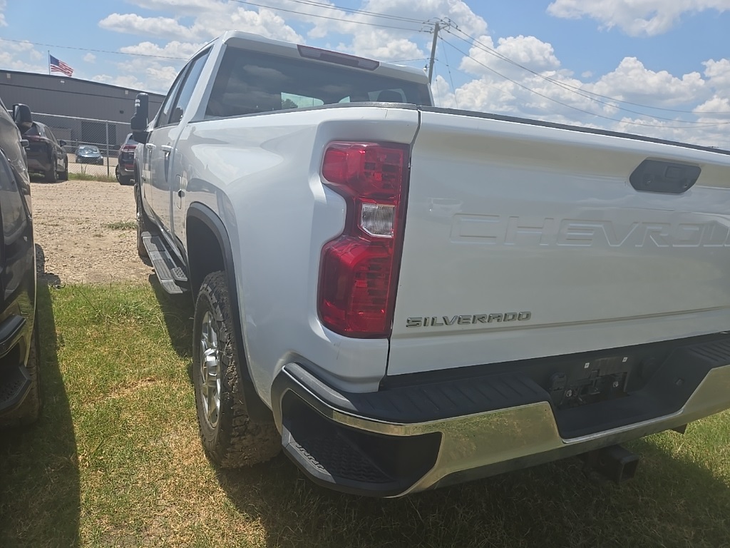 2024 Chevrolet Silverado 2500HD LT photo 2