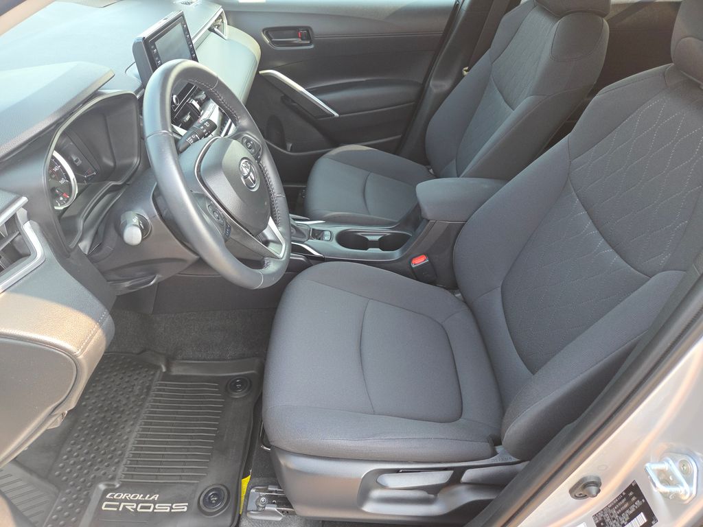 2022 Toyota Corolla Cross LE photo 15