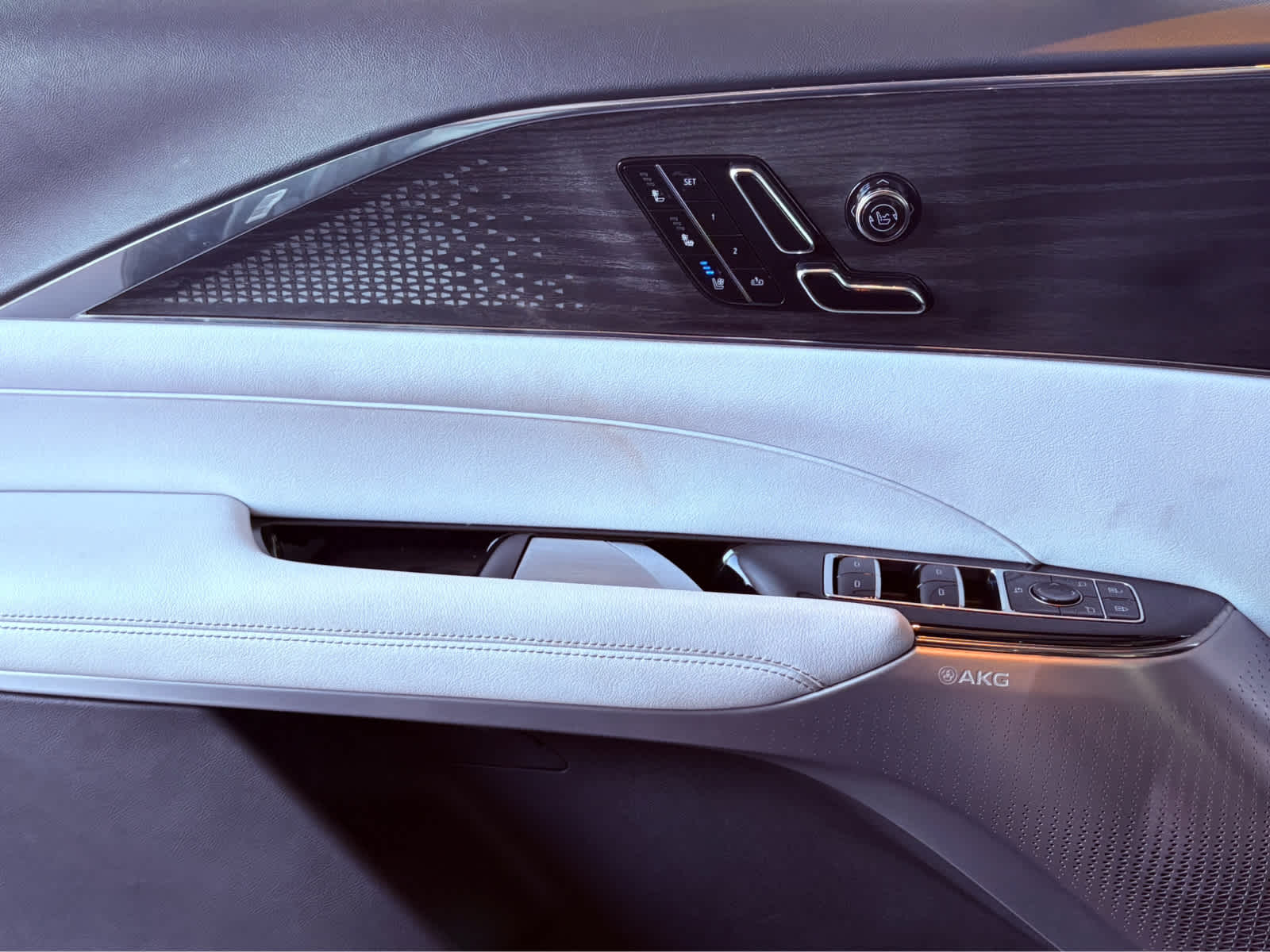 2023 Cadillac Lyriq Luxury photo 18