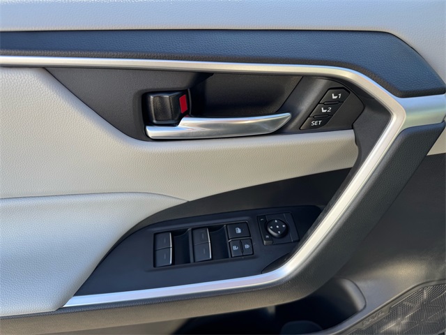 2024 Toyota RAV4 Hybrid XLE Premium photo 8