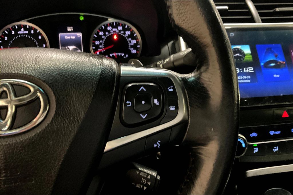 2015 Toyota Camry XLE photo 12