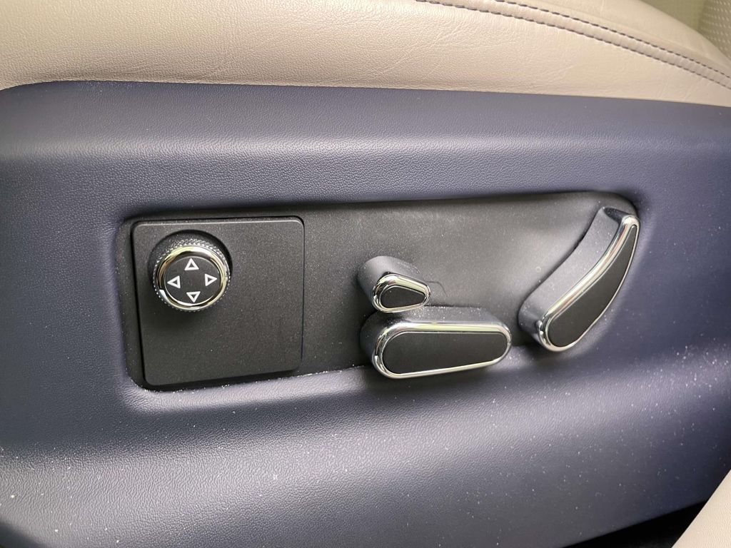 2022 Bentley Bentayga V8 photo 16