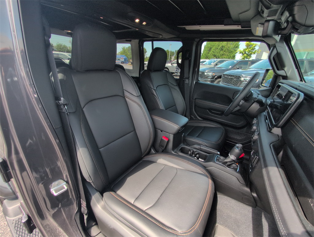 2025 Jeep Wrangler Sahara photo 26
