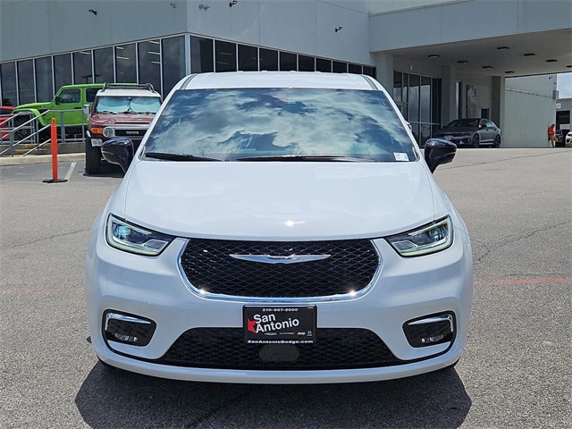 2025 Chrysler Pacifica photo 6