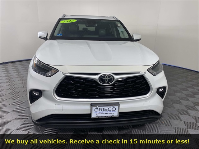 2022 Toyota Highlander XLE photo 2
