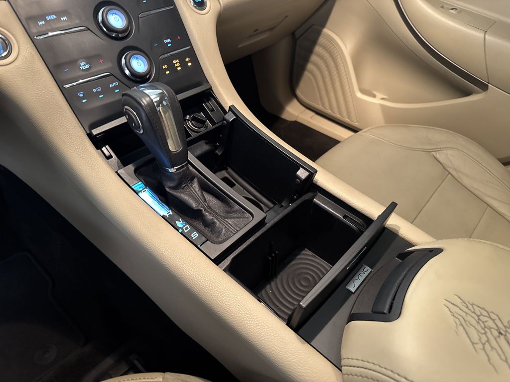 2015 Ford Taurus SEL photo 22