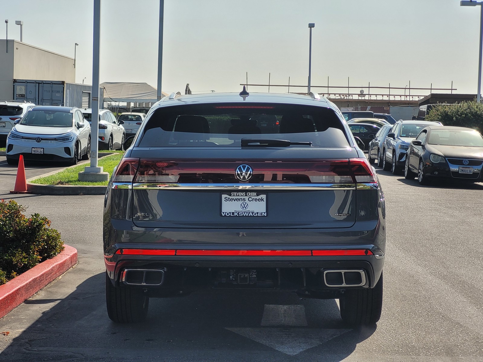 2024 Volkswagen Atlas Cross Sport SEL R-Line photo 4