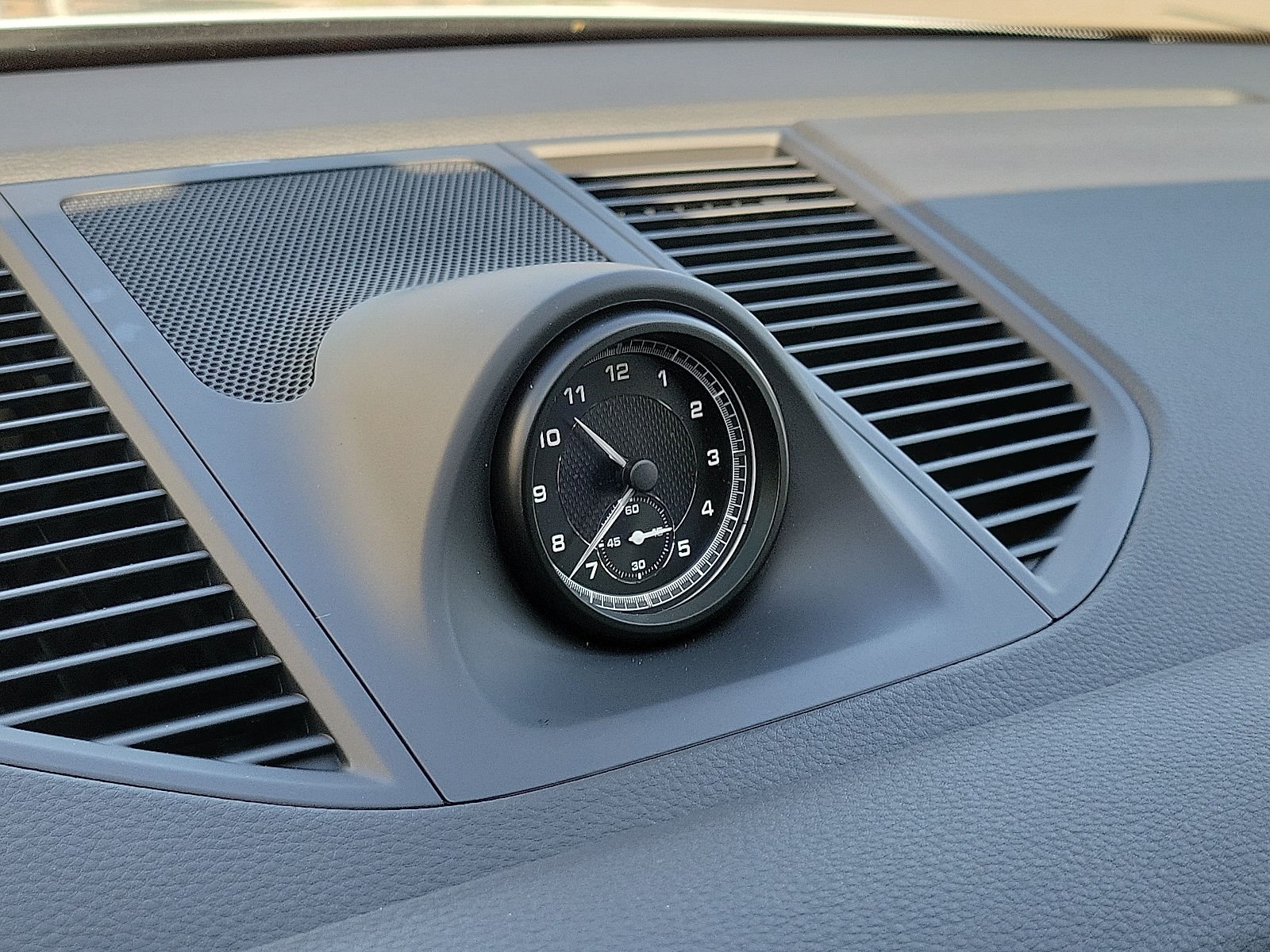 2025 Porsche Macan T photo 17