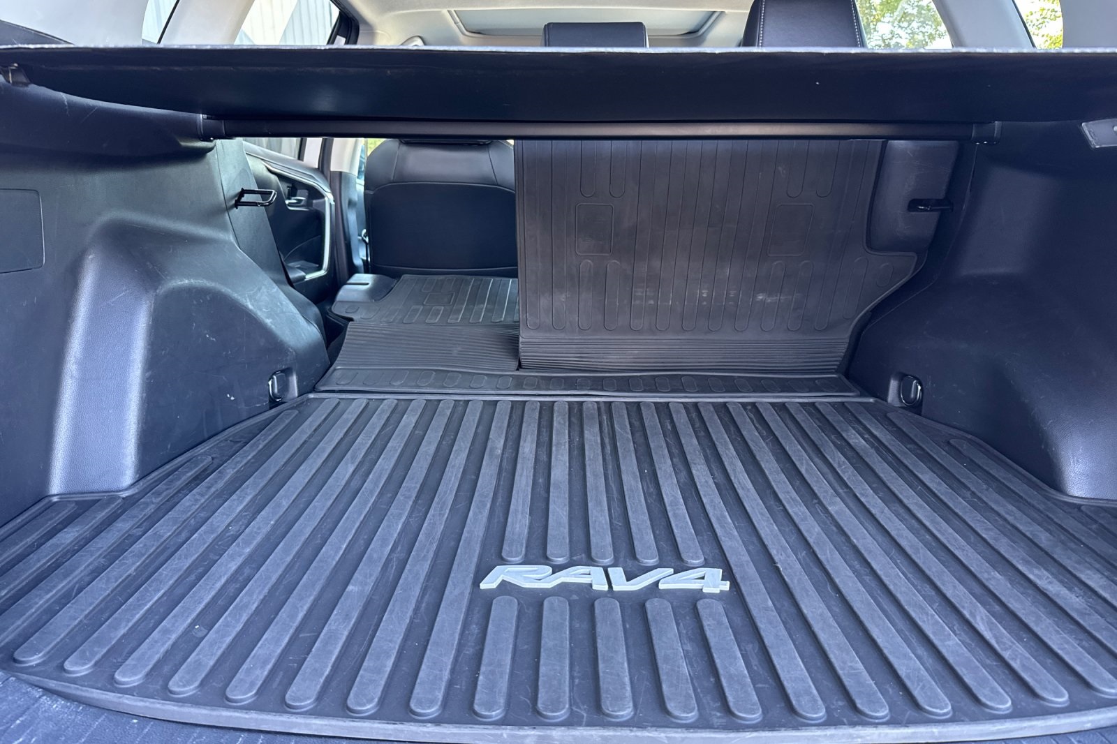 2021 Toyota RAV4 XLE Premium photo 16