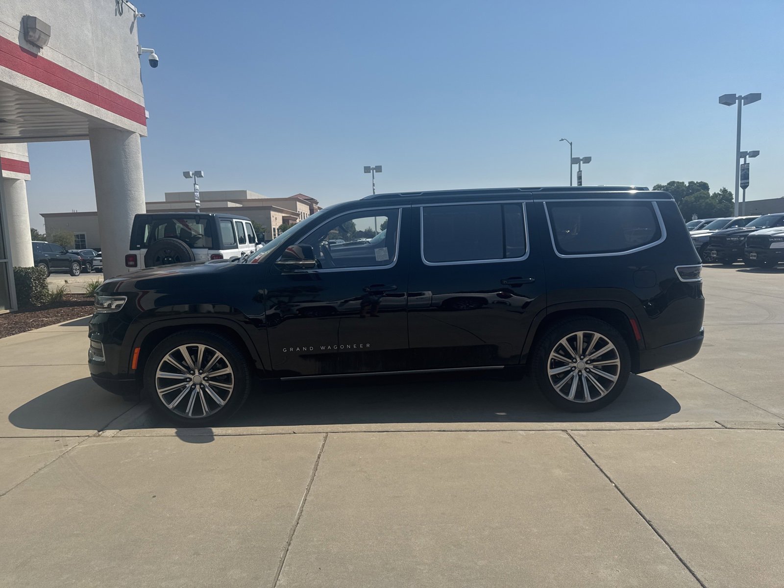 2023 Jeep Grand Wagoneer II photo 2