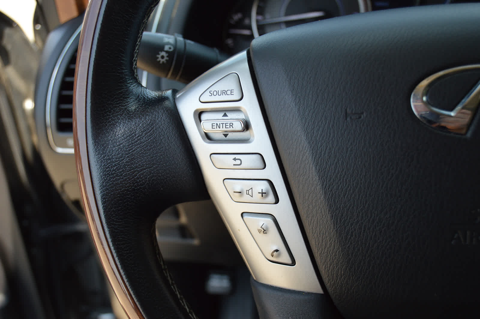 2019 Infiniti QX80 Luxe photo 20