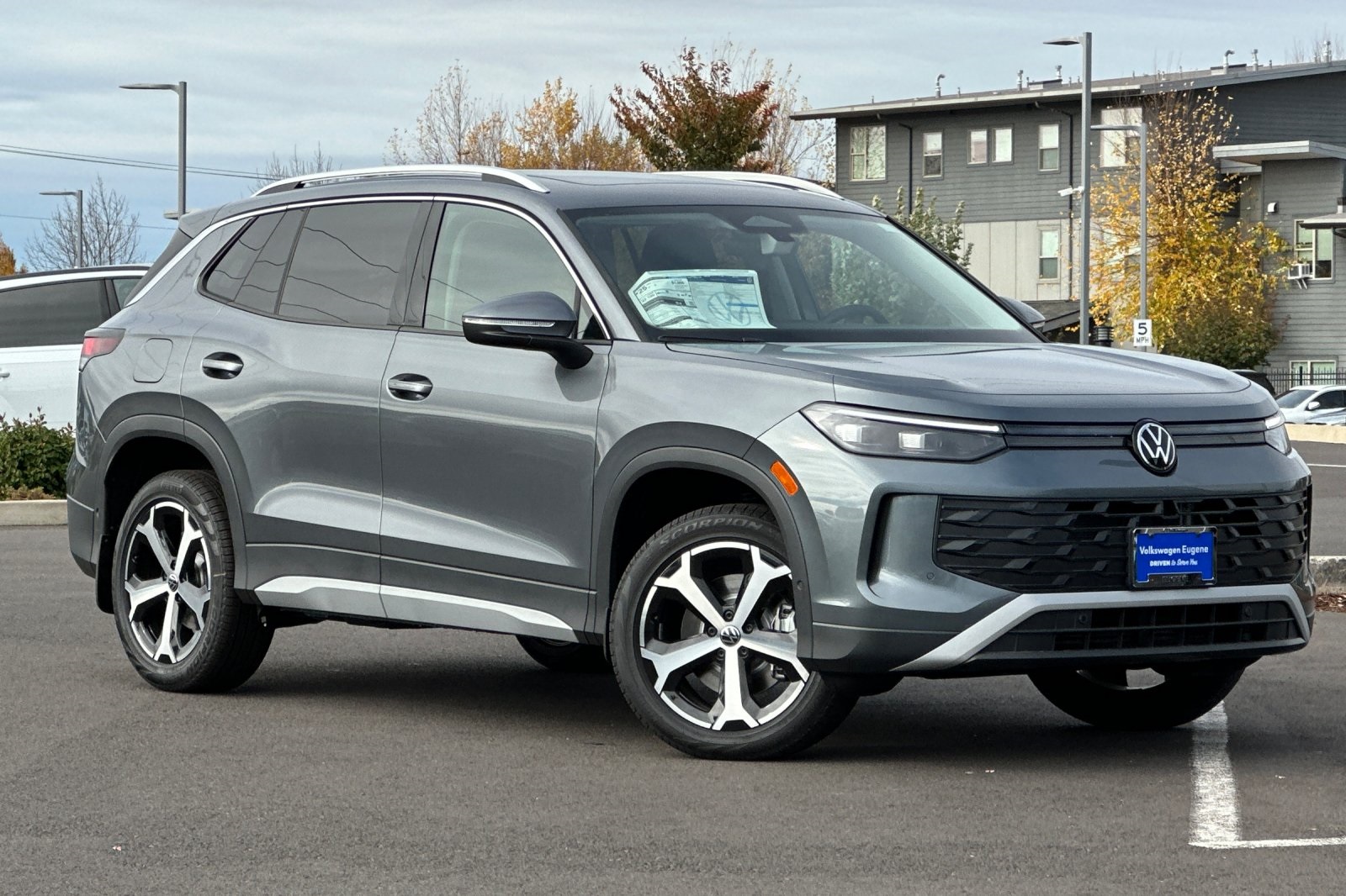 2025 Volkswagen Tiguan SE's photo