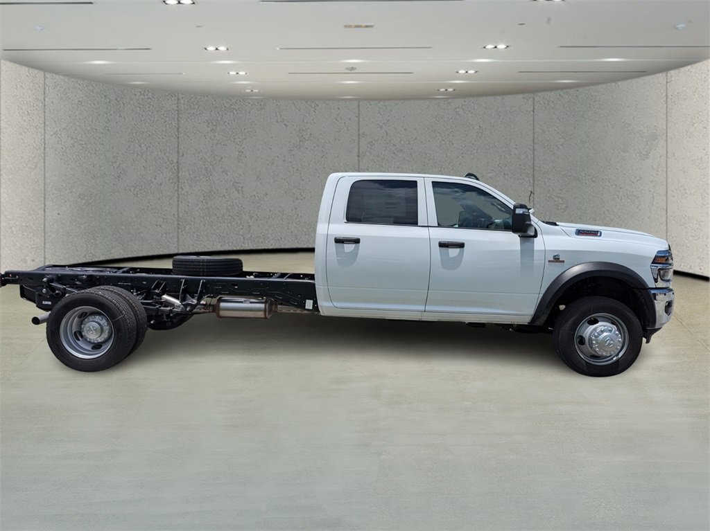 2025 Ram 5500 photo 3