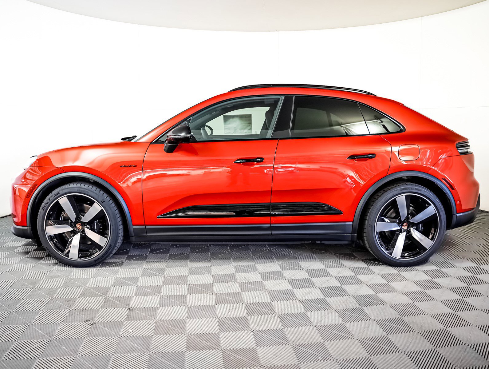 2025 Porsche Macan Electric photo 2