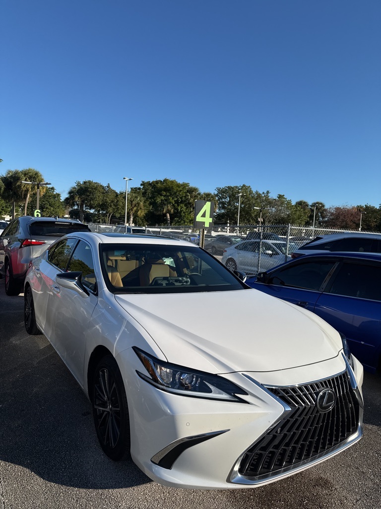 2025 Lexus ES 350's photo