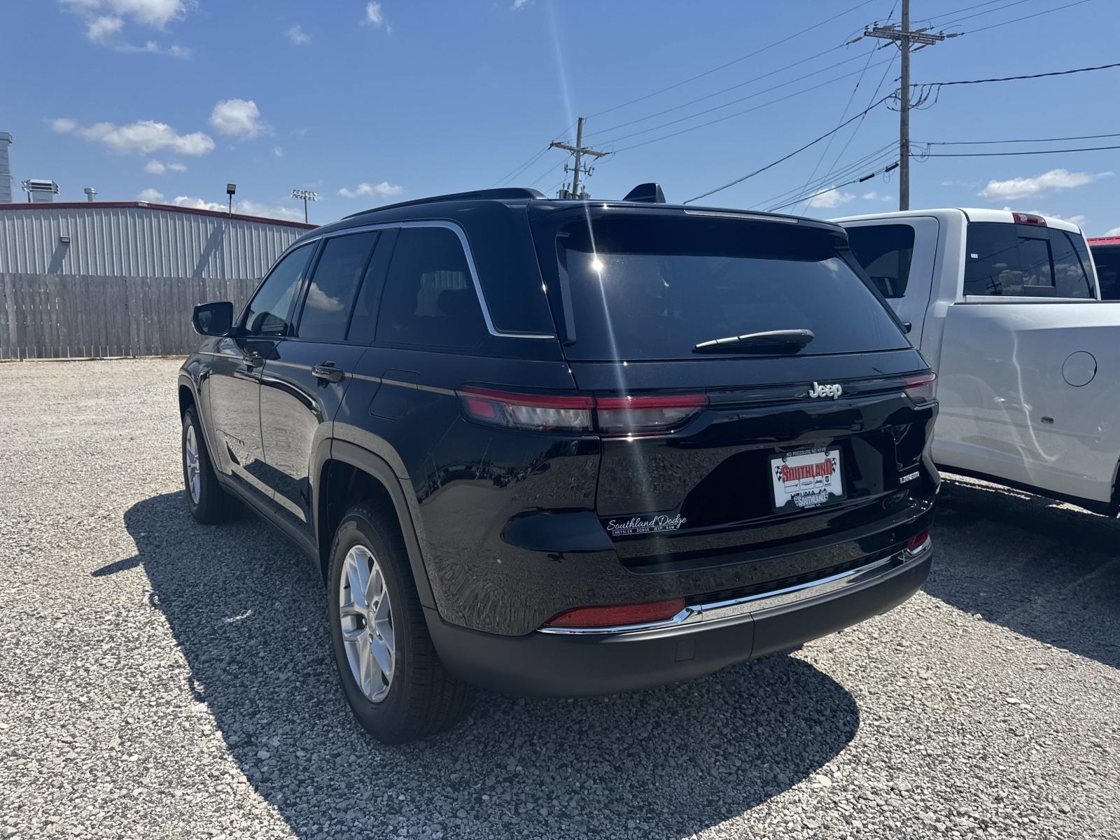 2025 Jeep Grand Cherokee Laredo X photo 2