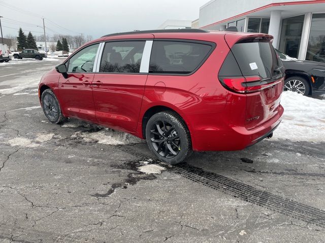 2026 Chrysler Pacifica Limited photo 2