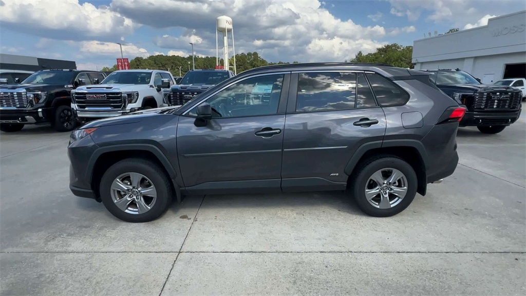 2022 Toyota RAV4 Hybrid LE photo 5