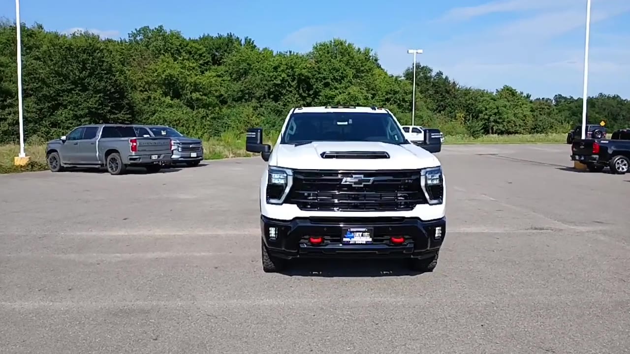 2025 Chevrolet Silverado 2500HD LT photo 3