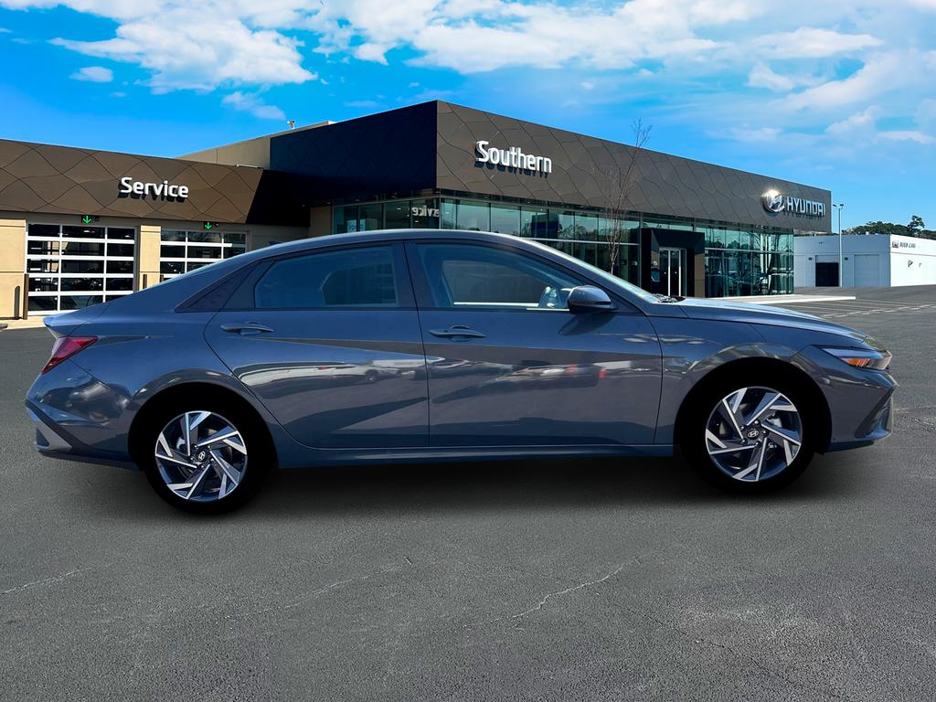 2025 Hyundai Elantra SEL Sport photo 8