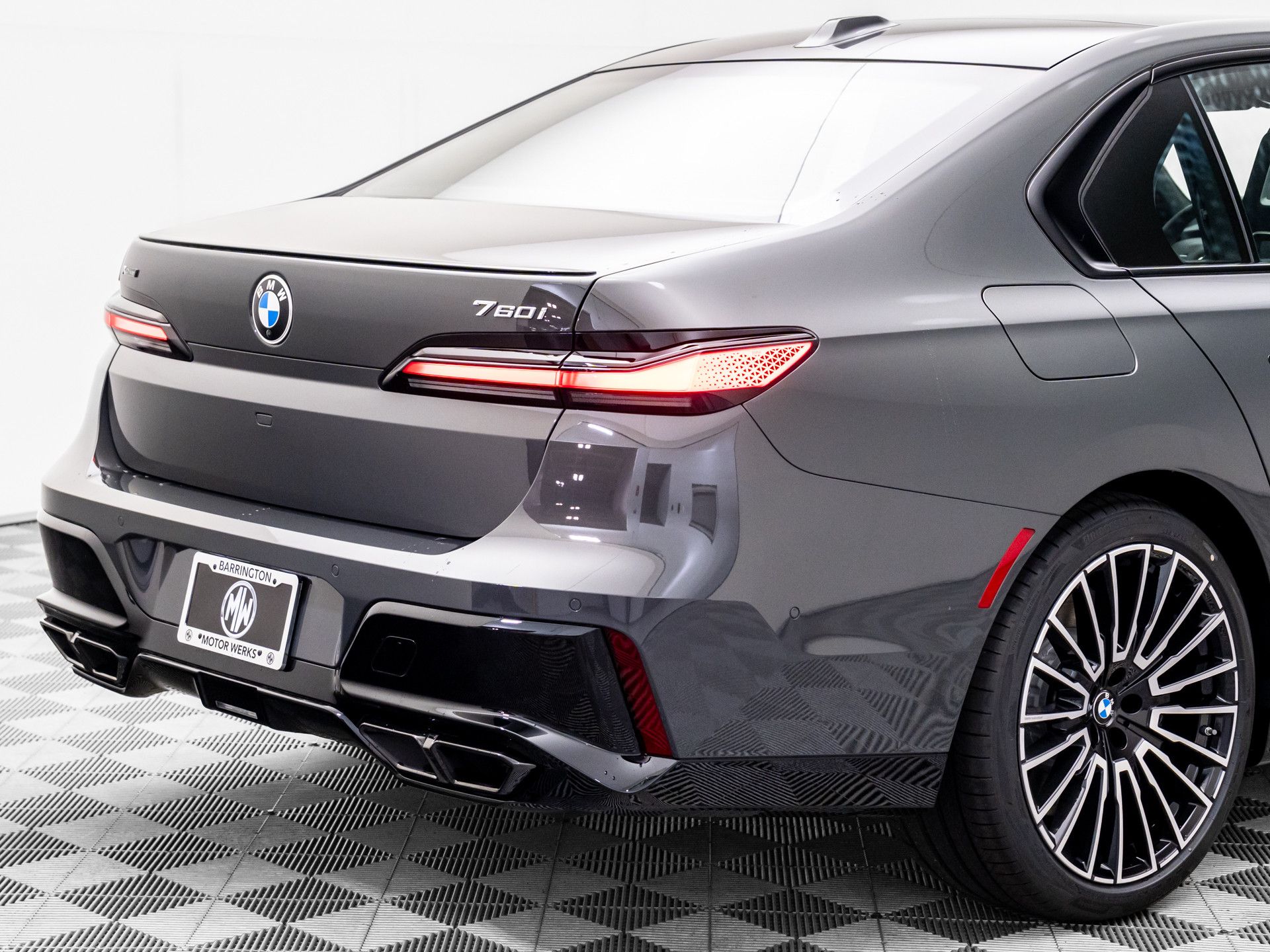 New 2025 Dravit Grey Metallic BMW 760i xDrive image 30