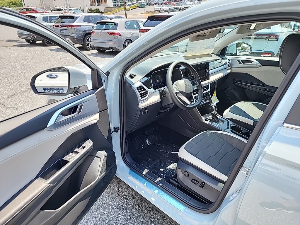 2025 Volkswagen Taos SE photo 4