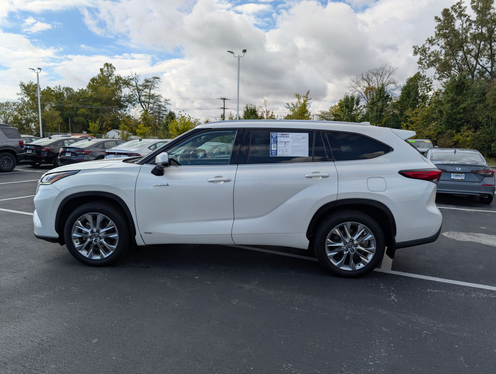 2021 Toyota Highlander Hybrid Limited photo 3