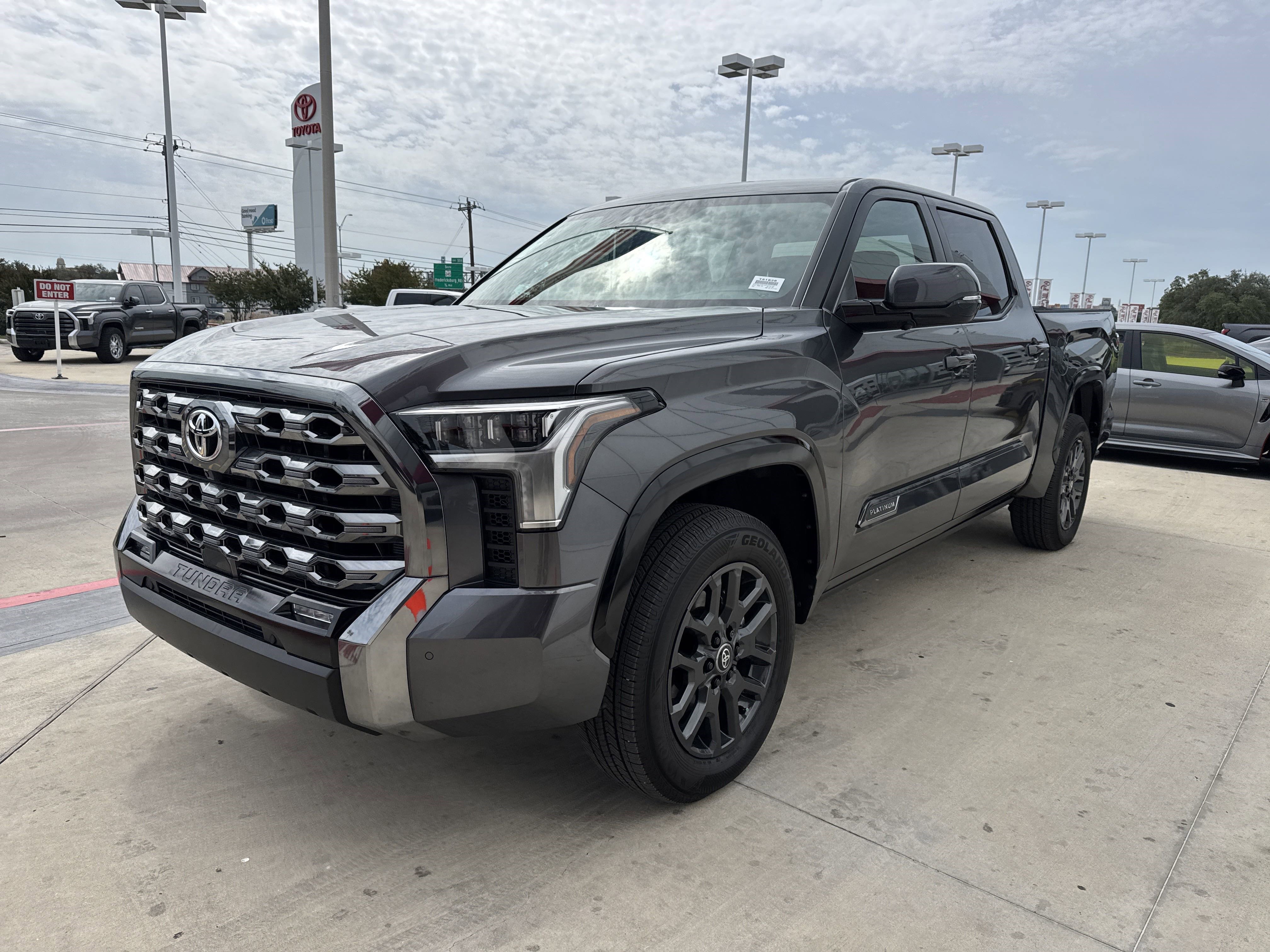 2025 Toyota Tundra Platinum's photo